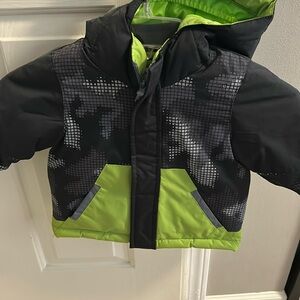 Children place coat green/black